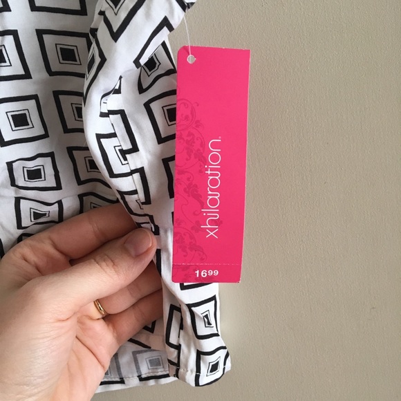 NWT Cropped Geometric Print Top - Picture 4 of 5